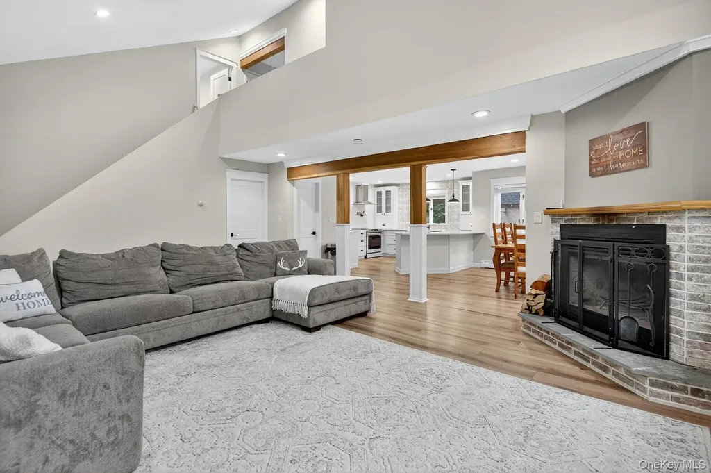 123 Elizabeth Way Ridge NY 11961