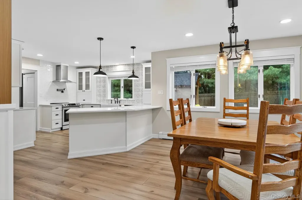 123 Elizabeth Way Ridge NY 11961