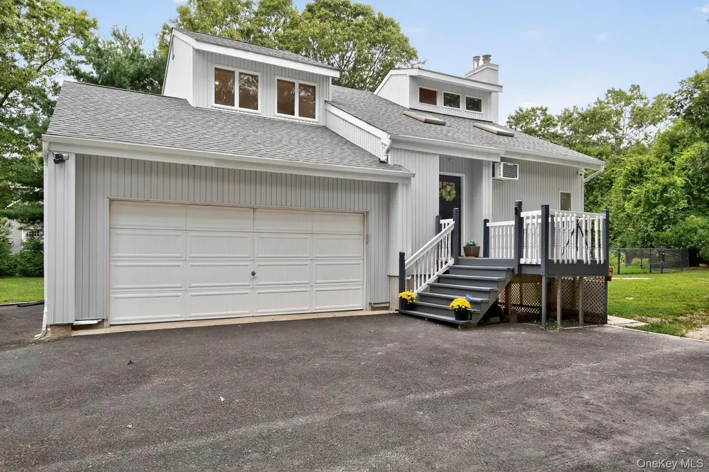 123 Elizabeth Way Ridge NY 11961