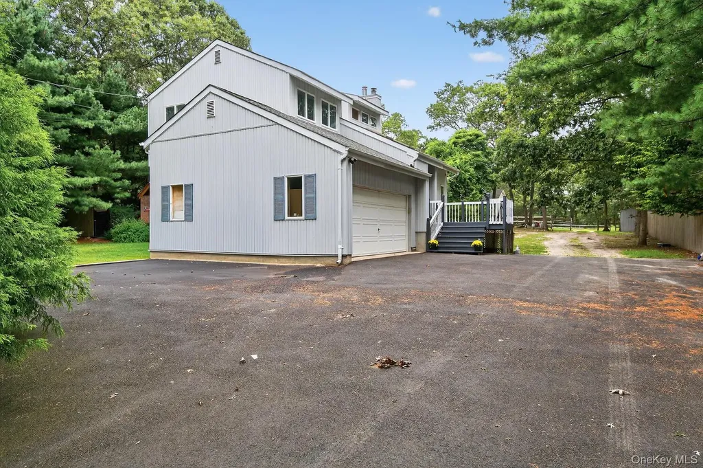 123 Elizabeth Way Ridge NY 11961