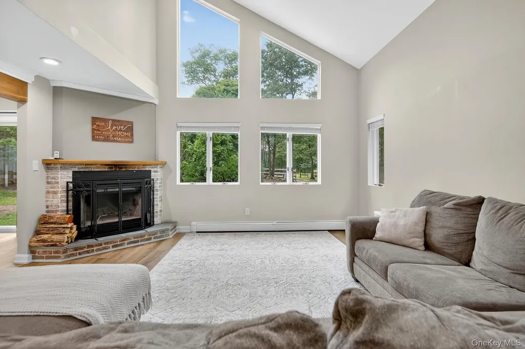 123 Elizabeth Way Ridge NY 11961