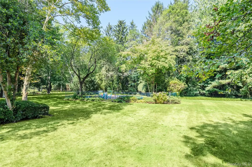 34 Cherry Lane E Syosset NY 11791