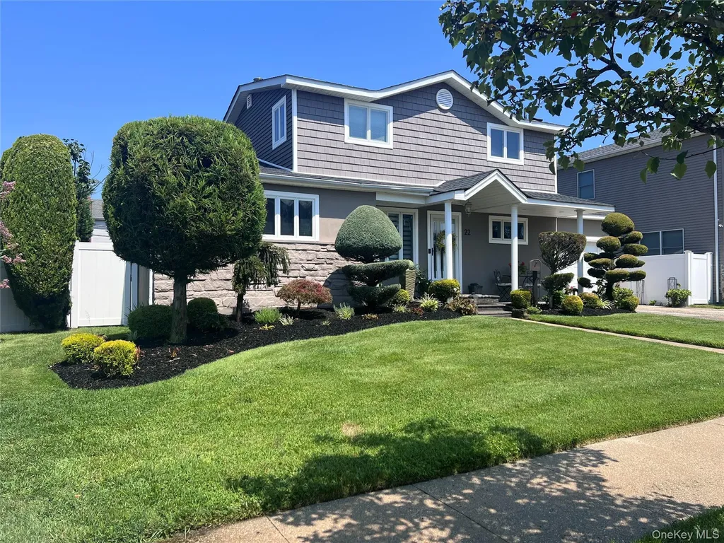 22 Peter Lane Plainview NY 11803
