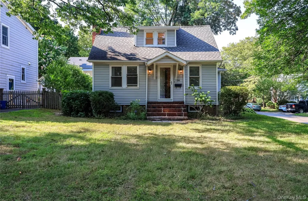 24 8th Avenue Sea Cliff NY 11579