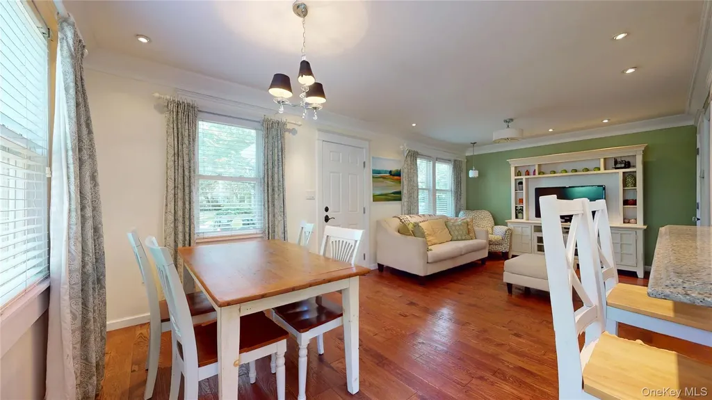 24 8th Avenue Sea Cliff NY 11579