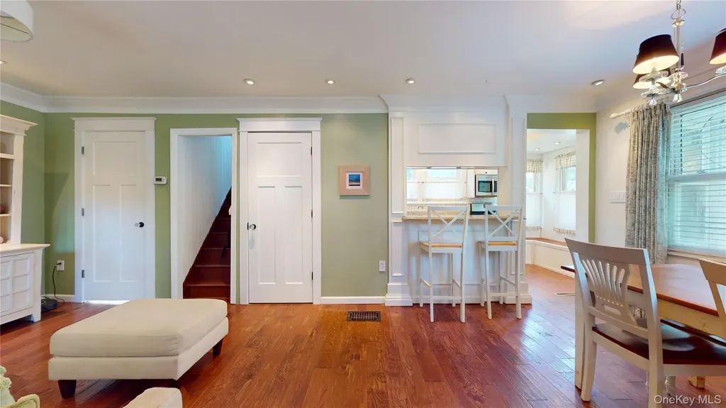 24 8th Avenue Sea Cliff NY 11579