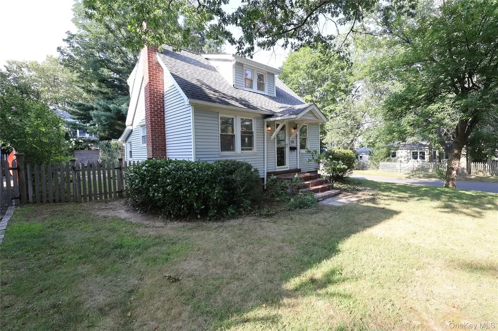 24 8th Avenue Sea Cliff NY 11579
