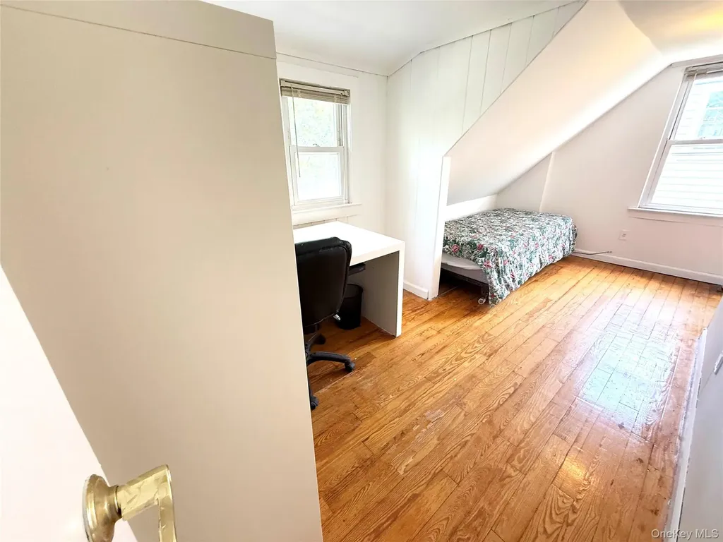 24 8th Avenue Sea Cliff NY 11579