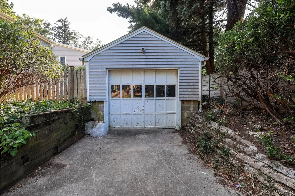 24 8th Avenue Sea Cliff NY 11579