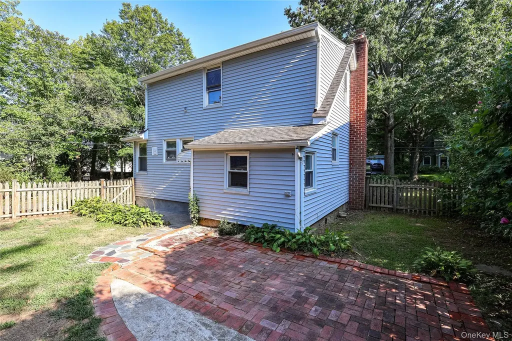 24 8th Avenue Sea Cliff NY 11579