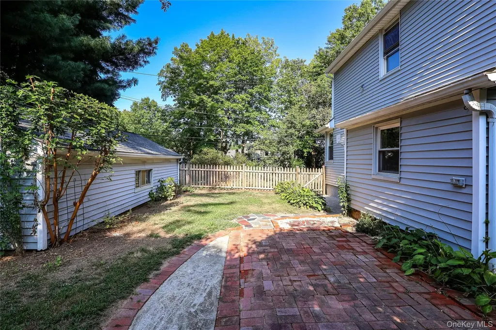 24 8th Avenue Sea Cliff NY 11579