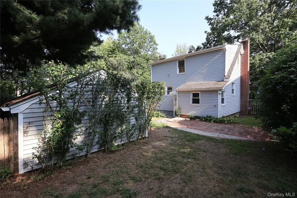 24 8th Avenue Sea Cliff NY 11579