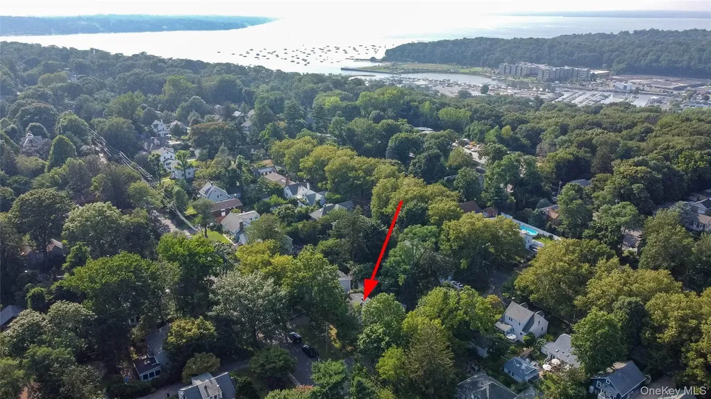 24 8th Avenue Sea Cliff NY 11579