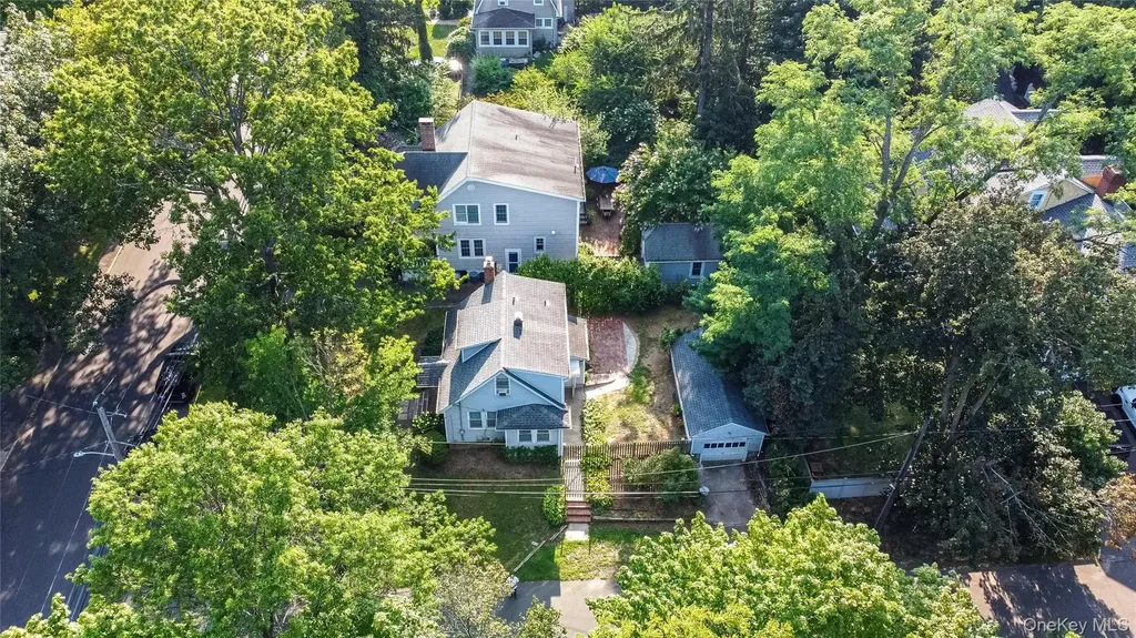 24 8th Avenue Sea Cliff NY 11579