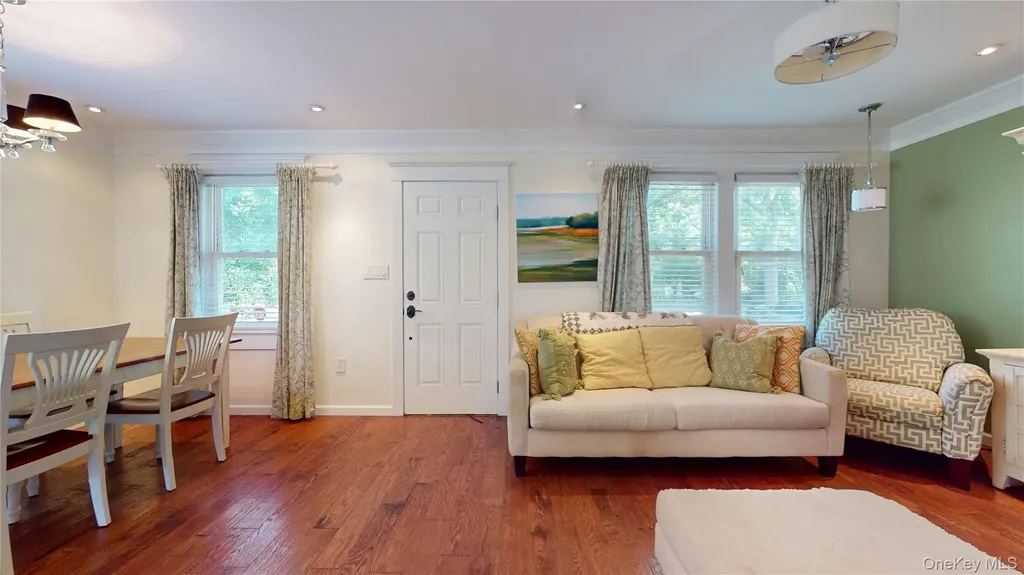 24 8th Avenue Sea Cliff NY 11579