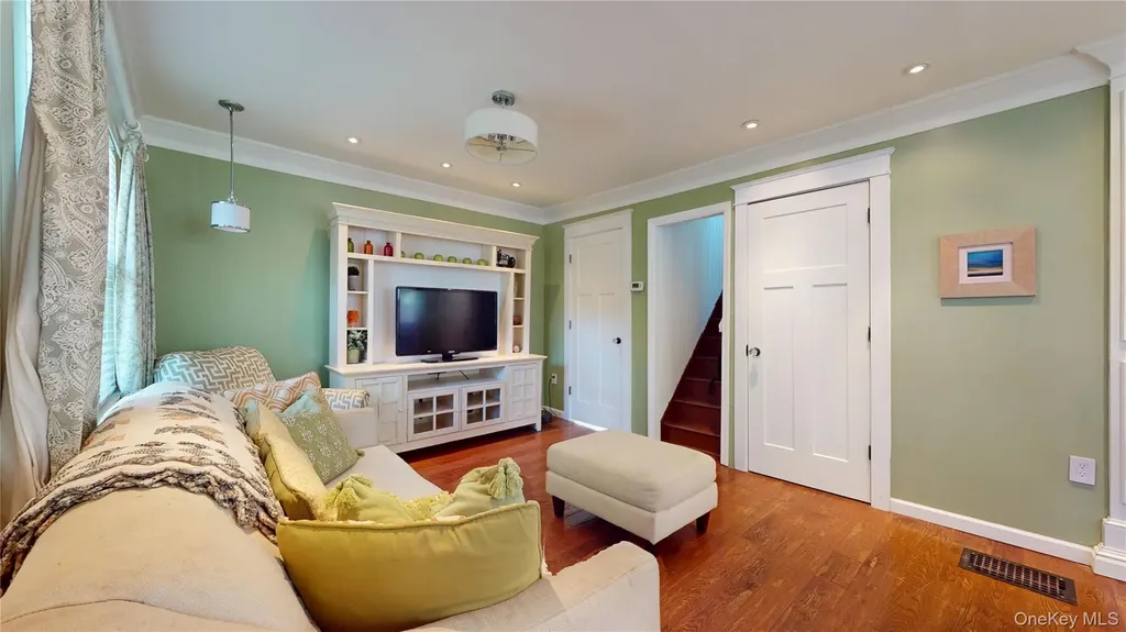 24 8th Avenue Sea Cliff NY 11579