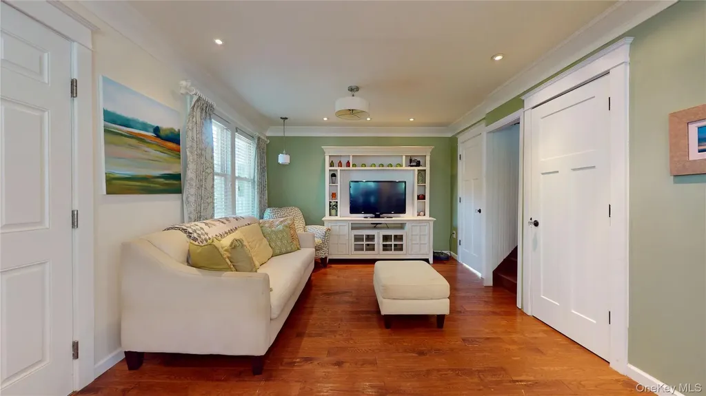 24 8th Avenue Sea Cliff NY 11579