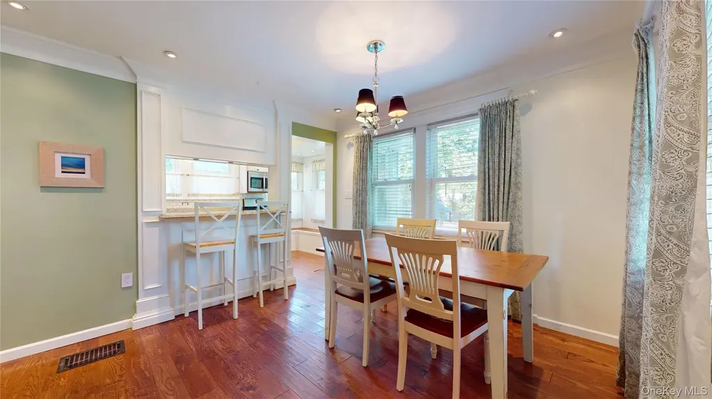24 8th Avenue Sea Cliff NY 11579