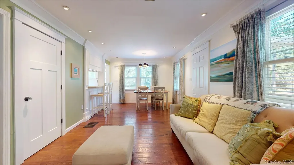 24 8th Avenue Sea Cliff NY 11579