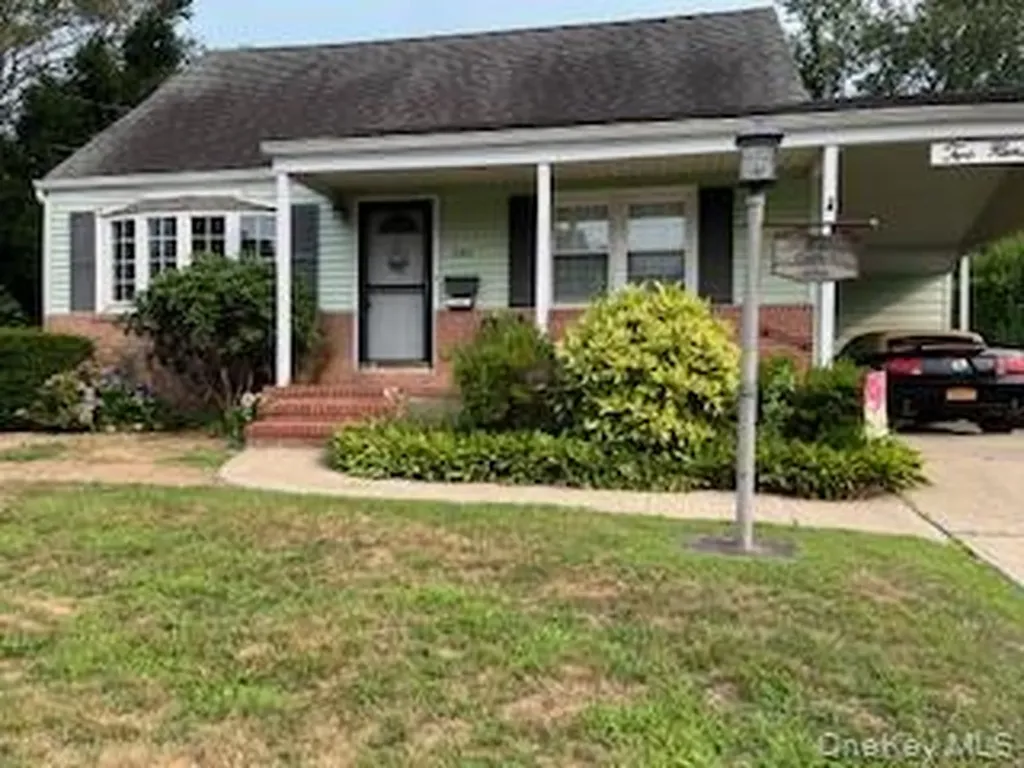280 Sherbrooke Road Lindenhurst NY 11757