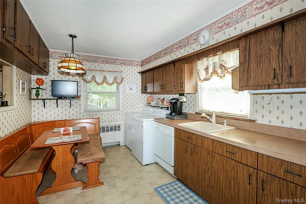 280 Sherbrooke Road Lindenhurst NY 11757