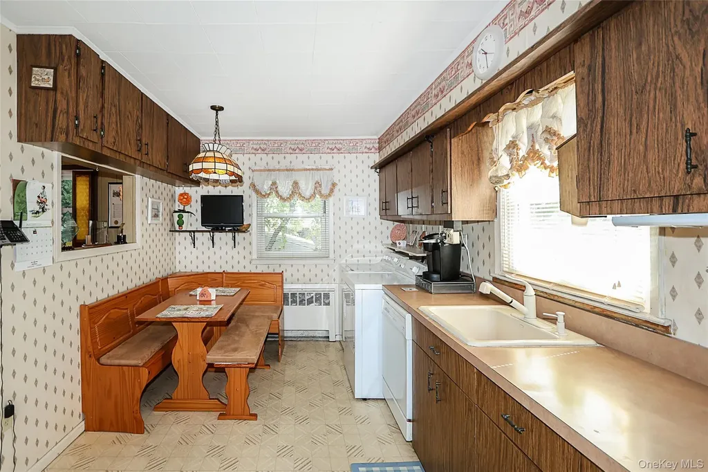 280 Sherbrooke Road Lindenhurst NY 11757