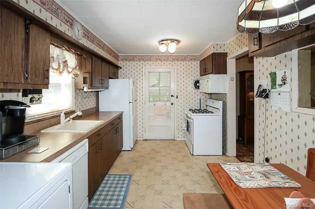 280 Sherbrooke Road Lindenhurst NY 11757