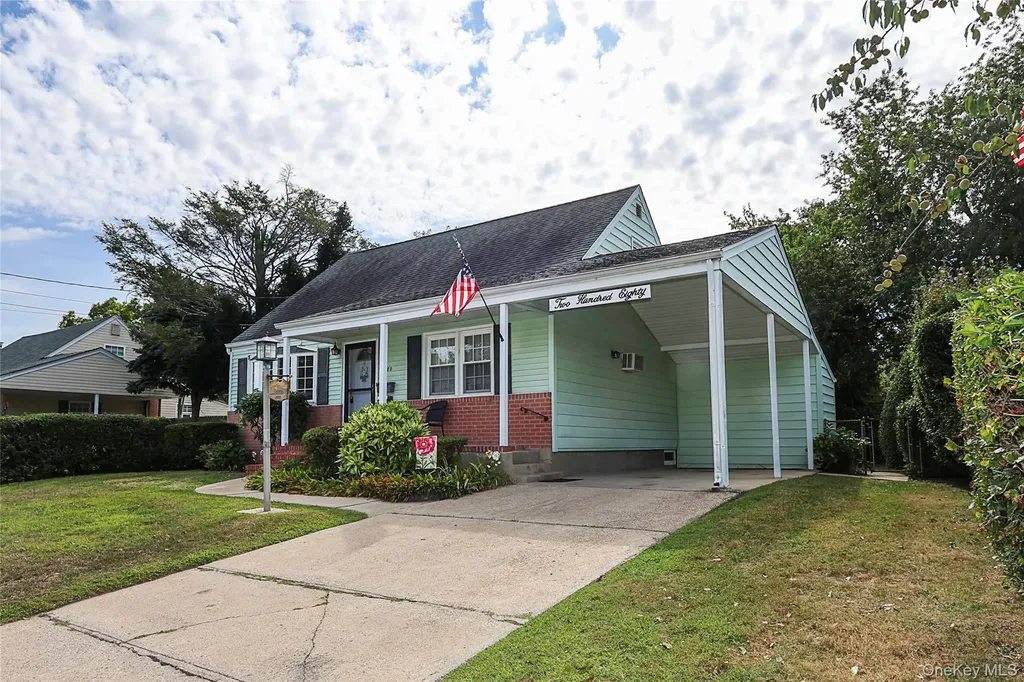 280 Sherbrooke Road Lindenhurst NY 11757