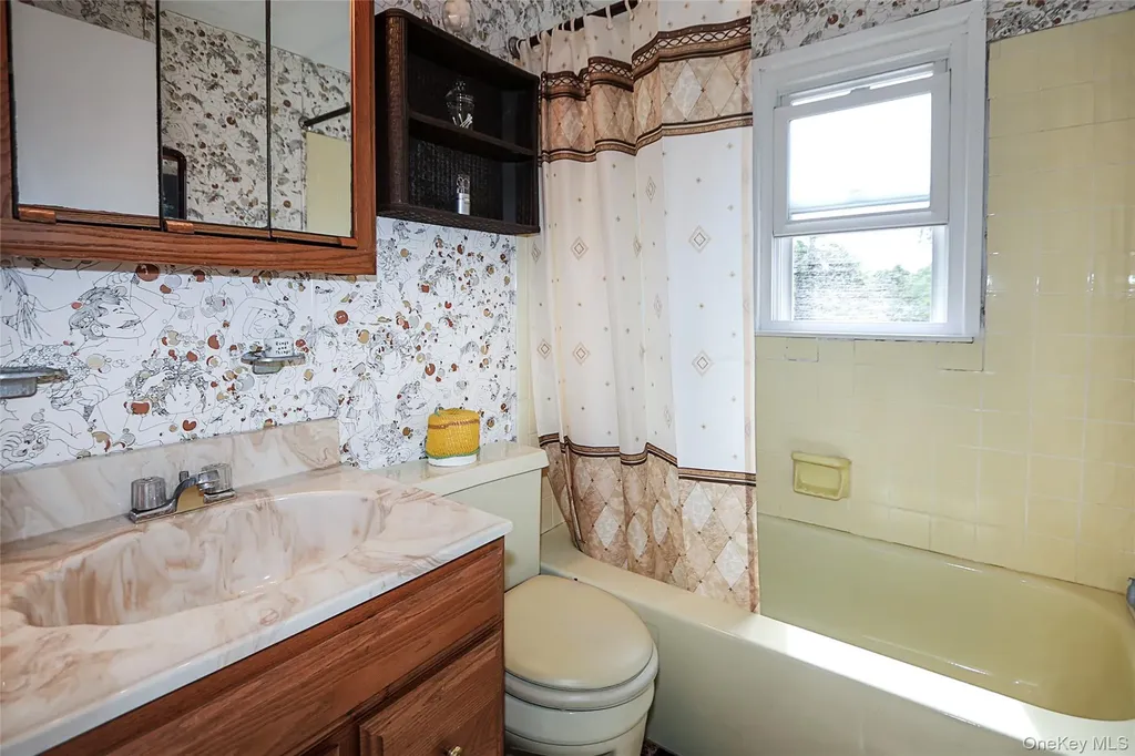280 Sherbrooke Road Lindenhurst NY 11757