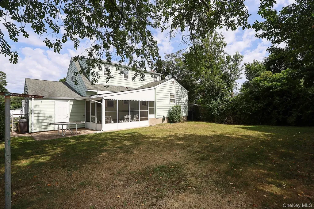 280 Sherbrooke Road Lindenhurst NY 11757