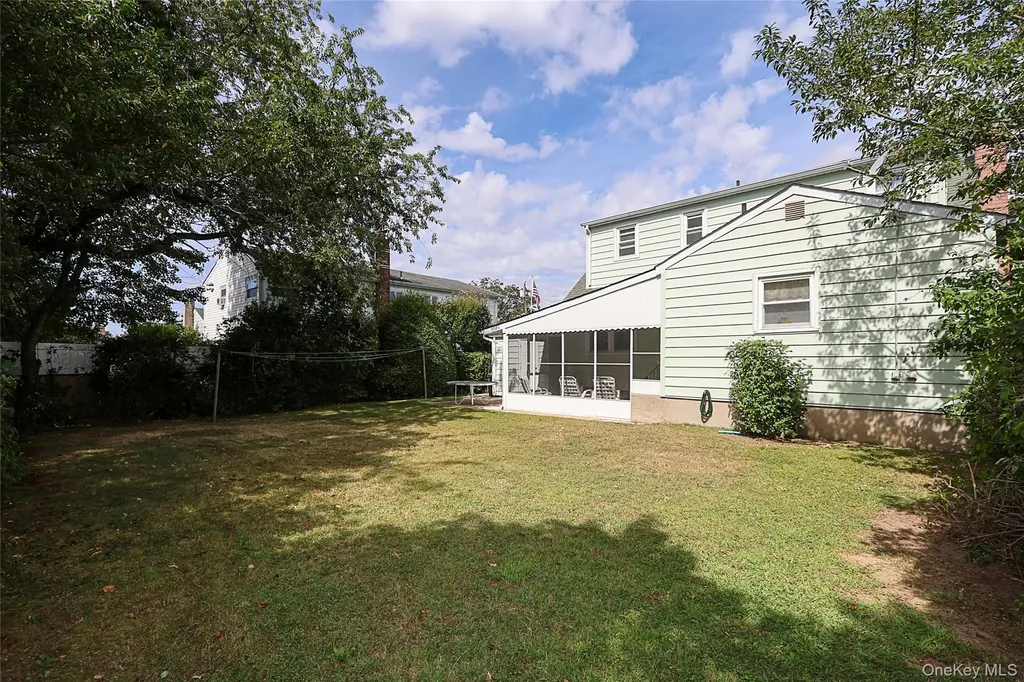 280 Sherbrooke Road Lindenhurst NY 11757