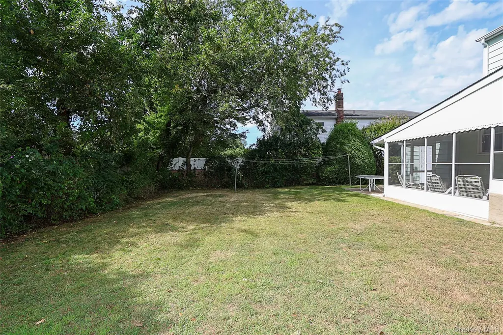 280 Sherbrooke Road Lindenhurst NY 11757