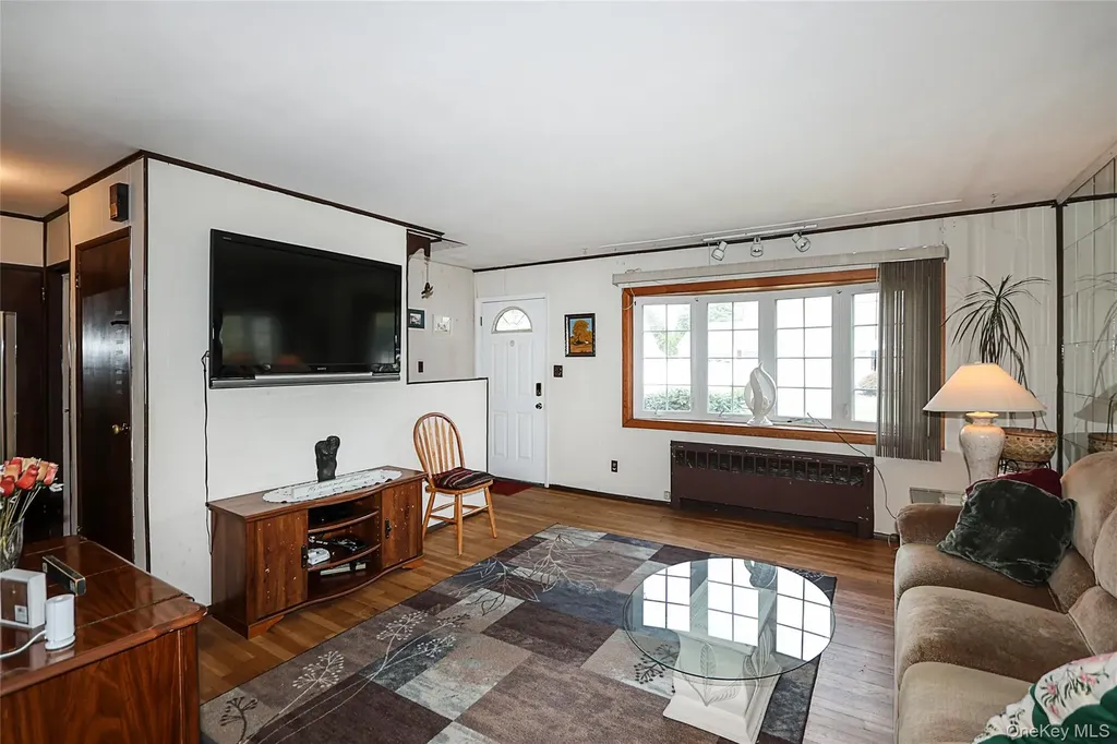 280 Sherbrooke Road Lindenhurst NY 11757