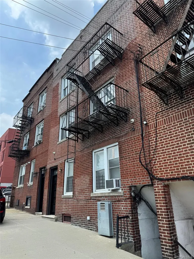 93 E 233rd Street Bronx NY 10470