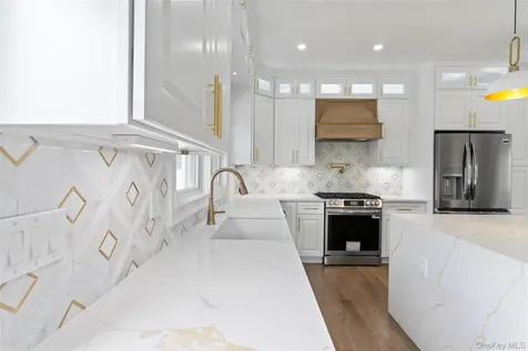 7 S Bay Avenue Bay Shore NY 11706