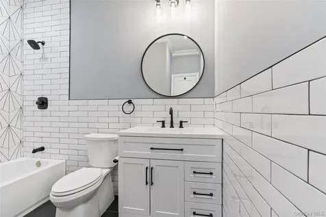 7 S Bay Avenue Bay Shore NY 11706