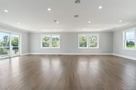 7 S Bay Avenue Bay Shore NY 11706