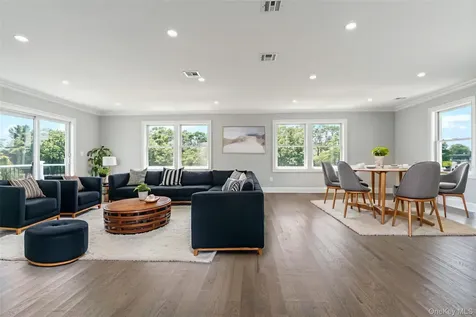 7 S Bay Avenue Bay Shore NY 11706