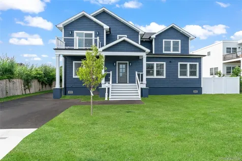 7 S Bay Avenue Bay Shore NY 11706