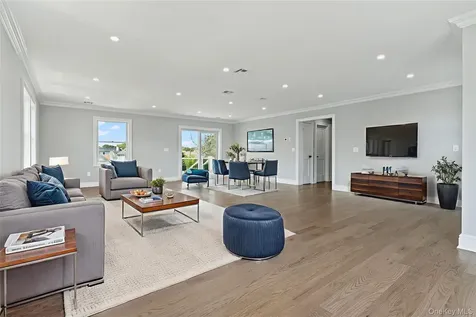 7 S Bay Avenue Bay Shore NY 11706