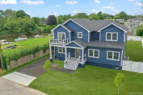 7 S Bay Avenue Bay Shore NY 11706