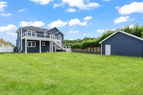 7 S Bay Avenue Bay Shore NY 11706
