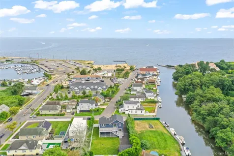 7 S Bay Avenue Bay Shore NY 11706