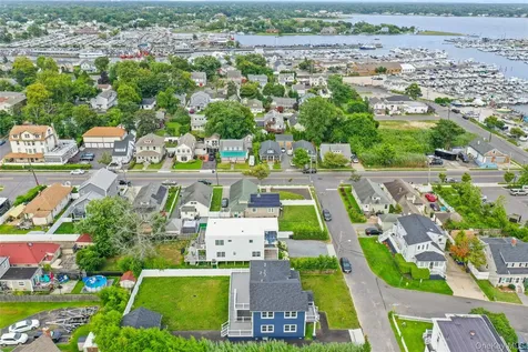 7 S Bay Avenue Bay Shore NY 11706