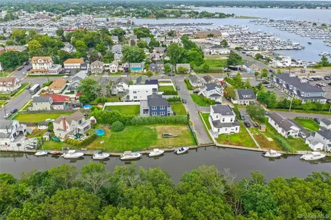 7 S Bay Avenue Bay Shore NY 11706