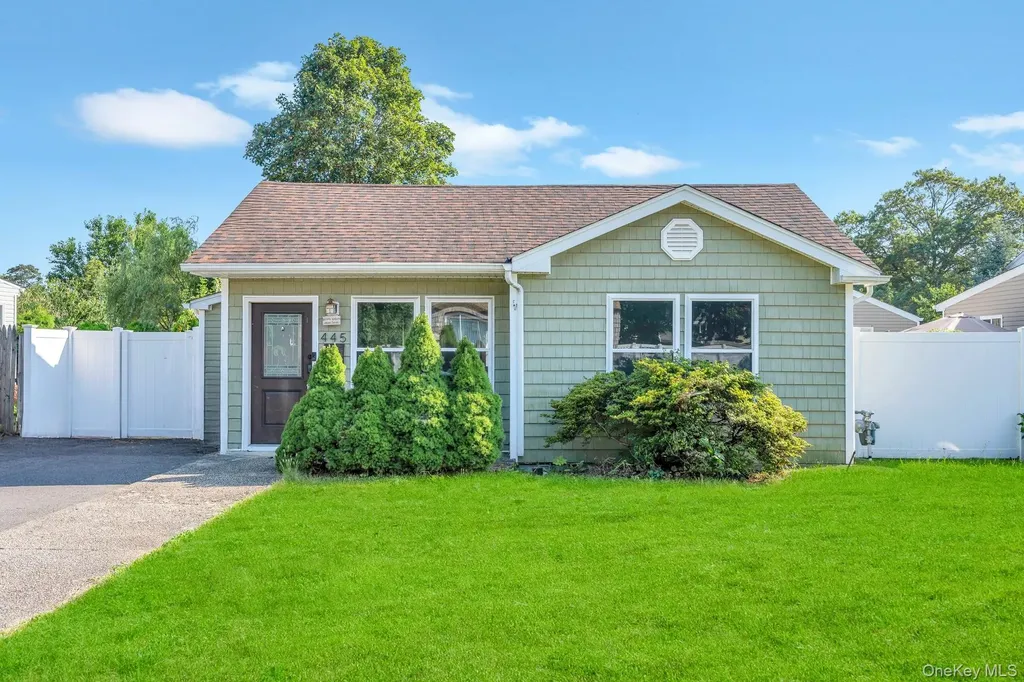 445 48th Street Lindenhurst NY 11757