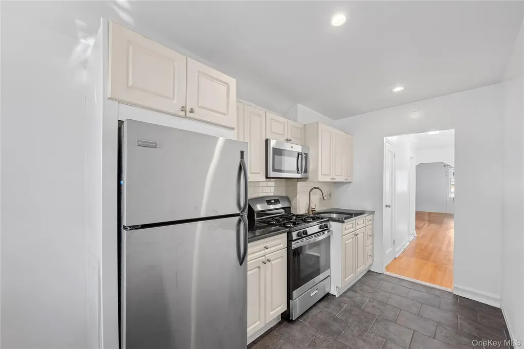 1054 Lydig Avenue Bronx NY 10461
