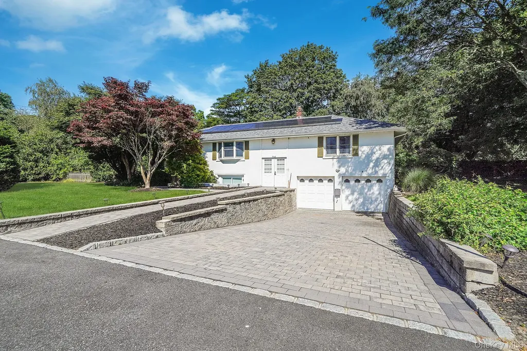 1548 Spur Drive S Islip NY 11751