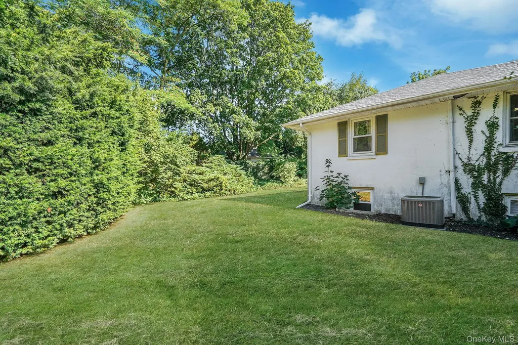1548 Spur Drive S Islip NY 11751