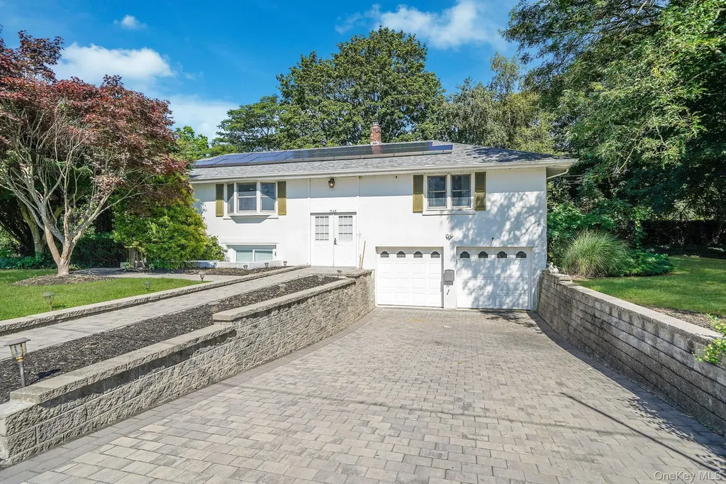1548 Spur Drive S Islip NY 11751